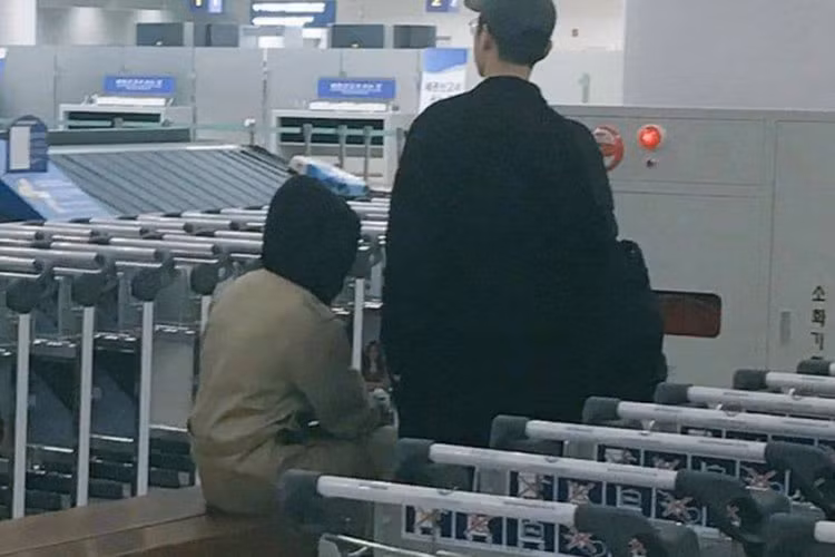 Song Joong Ki dính như sam với Song Hye Kyo sau hôn lễ thế kỷ.