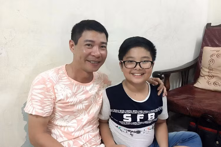 Chia sẻ hình ảnh bên con trai, Công Lý để lại dòng chú thích: "Mồng 1 Tít béo và mẹ sang nhà bố chơi, lúc sau mẹ rủ về không về. Dứt khoát ở lại với bố. Yêu bạn béo lắm. Nịnh mãi mới đồng ý chụp ảnh".