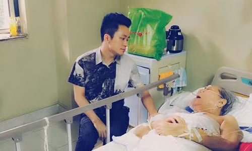 Hình ảnh Tùng Dương đến thăm nhạc sĩ Hoàng Vân. Ảnh: FBNV