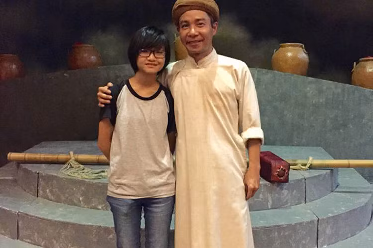 Con gái của Công Lý thường tới những nơi bố đóng phim, diễn kịch.