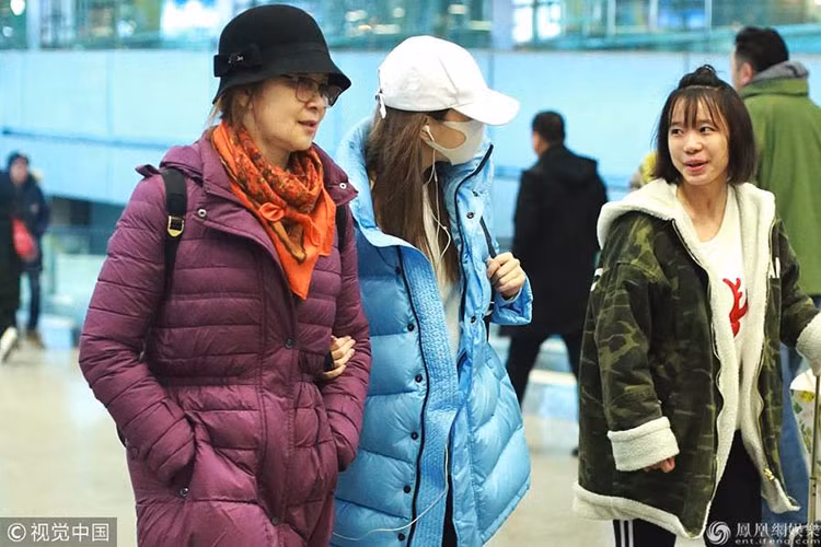 Mới đây, sau ồn ào đời tư, Lý Tiểu Lộ xuất hiện tại sân bay bên mẹ ruột. Ảnh: Ifeng