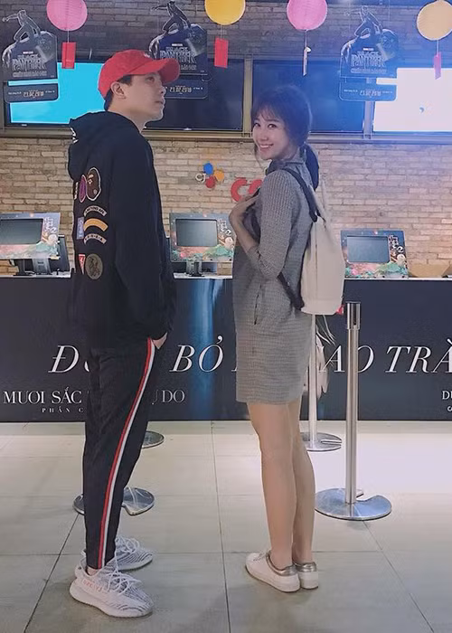 Trịnh Thăng Bình đi xem phim cùng Hari Won là một trong những tin tức sao Việt trong ngày 22/2.