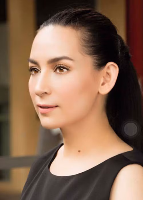 Nữ ca sĩ hải ngoại vẫn thỉnh thoảng làm mới hình ảnh khi diện trang phục trẻ trung, thanh lịch.