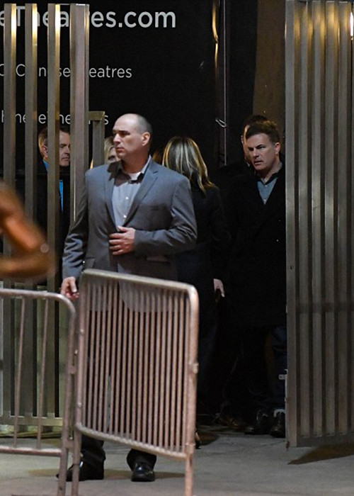 Nữ diễn viên được đội ngũ an ninh bảo vệ khi đến ủng hộ bạn thân.