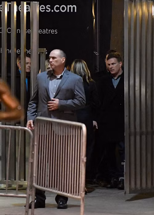 Nữ diễn viên được đội ngũ an ninh bảo vệ khi đến ủng hộ bạn thân.