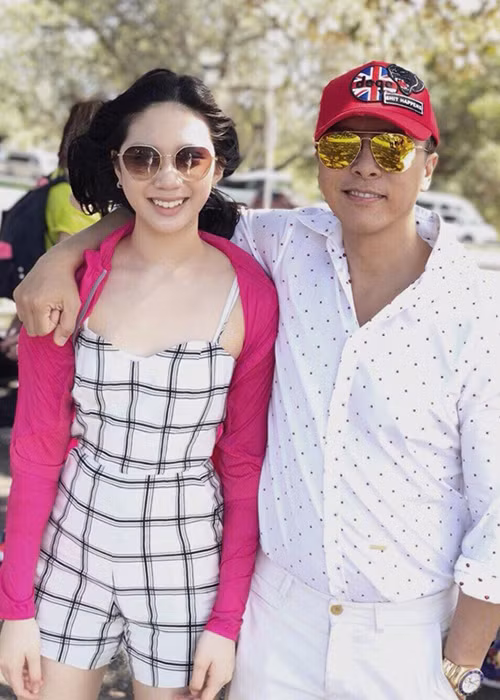 Bước sang tuổi 14, Jasmine sở hữu nhan sắc xinh như hoa hậu. Ảnh: Weibo