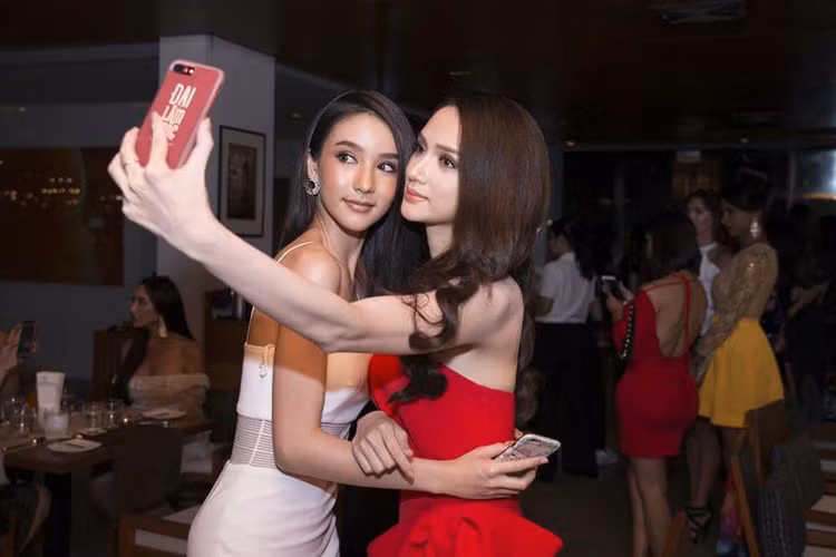 Hình ảnh Hương Giang Idol thân thiết với đại diện Thái Lan. Ảnh: BTC