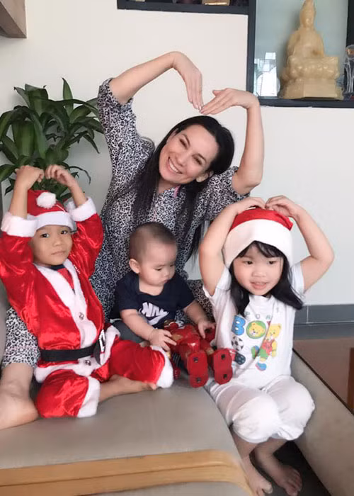 Tuy nhiên, đối với Phi Nhung, áp lực lớn nhất là nuôi dạy các con nuôi nên người chứ không phải việc chạy nhiều show để kiếm tiền.