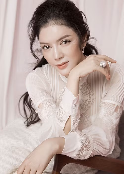 Là một trong những nữ nghệ sĩ thành đạt nhất hiện nay, Lý Nhã Kỳ là thần tượng của nhiều thế hệ trẻ. Lý Nhã Kỳ từng có mối quan hệ với diễn viên Việt Anh tuy nhiên đó đã là quá khứ. Hiện tại, Lý Nhã Kỳ đang vui với duyên mới, tuy nhiên thông tin về người đàn ông thành đạt này khá ít ỏi.