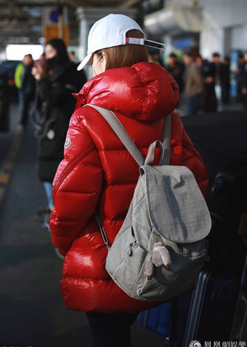 Sau ồn ào, Lý Tiểu Lộ bị đồn ly thân với Giả Nãi Lượng. Hiện, Giả Nãi Lượng miệt mài với công việc và chăm sóc con gái nhưng tránh nhắc đến Lý Tiểu Lộ. Ảnh: Ifeng