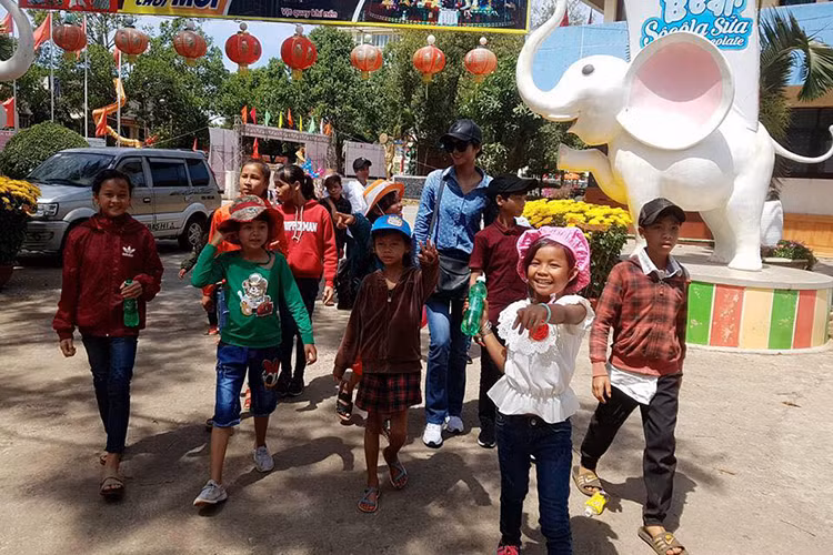 Đi chơi cùng các em nhỏ, Hoa hậu Hoàn vũ Việt Nam 2017 chọn trang phục giản dị, năng động.