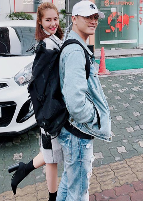 Hot Face sao Việt 24h: Linh Chi đăng tải hình ảnh bên Lâm Vinh Hải khi đặt chân đến Hàn Quốc kèm chú thích: “Chúng ta hãy cứ tin tưởng vào con đường của chính mình. Sẽ có rất nhiều người nói mình thế này, thế kia nhưng người biết rõ nhất vẫn chính là bản thân mình anh nhỉ”.