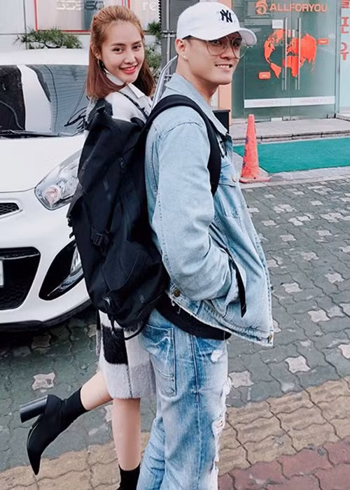  Hot Face sao Việt 24h: Linh Chi đăng tải hình ảnh bên Lâm Vinh Hải khi đặt chân đến Hàn Quốc kèm chú thích: “Chúng ta hãy cứ tin tưởng vào con đường của chính mình. Sẽ có rất nhiều người nói mình thế này, thế kia nhưng người biết rõ nhất vẫn chính là bản thân mình anh nhỉ”.