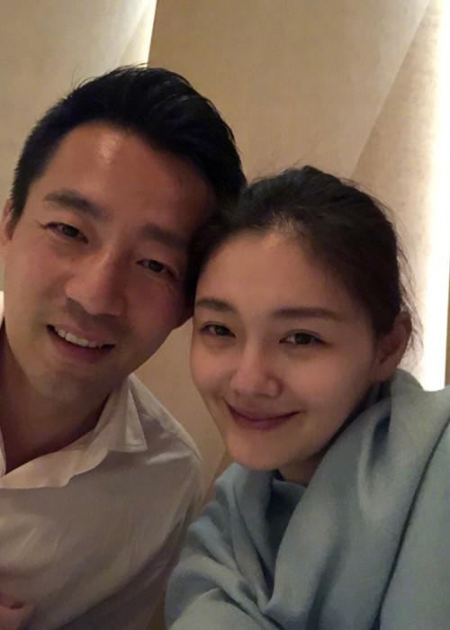 Vợ chồng Đại S - Uông Tiểu Phi khoe ảnh hạnh phúc bên nhau trong chuyến du xuân.