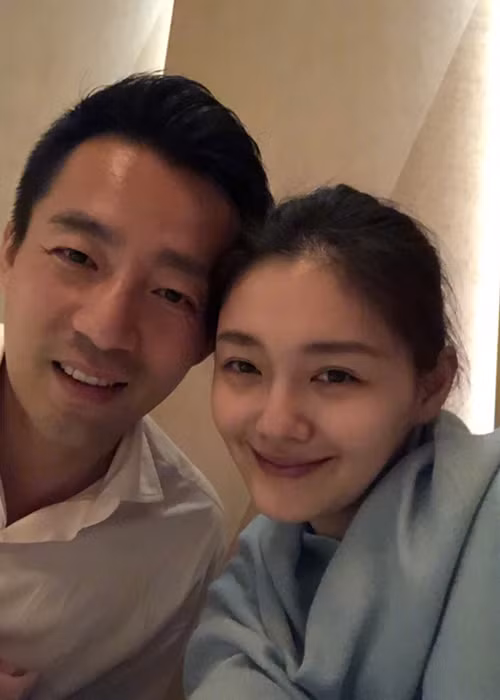 Vợ chồng Đại S - Uông Tiểu Phi khoe ảnh hạnh phúc bên nhau trong chuyến du xuân.