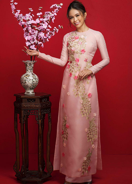 Thông qua bộ ảnh, H’hen Niê cùng Hoàng Thùy và Mâu Thủy muốn gửi lời chúc mừng năm mới đến khán giả.