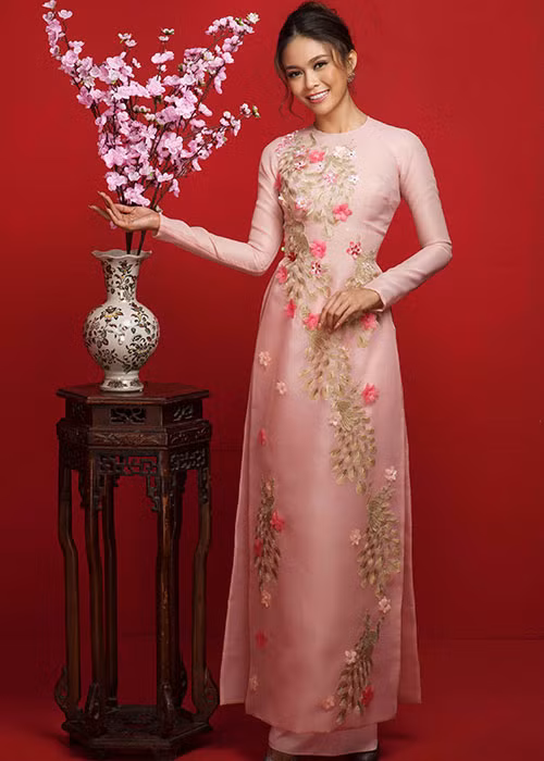 Thông qua bộ ảnh, H’hen Niê cùng Hoàng Thùy và Mâu Thủy muốn gửi lời chúc mừng năm mới đến khán giả.