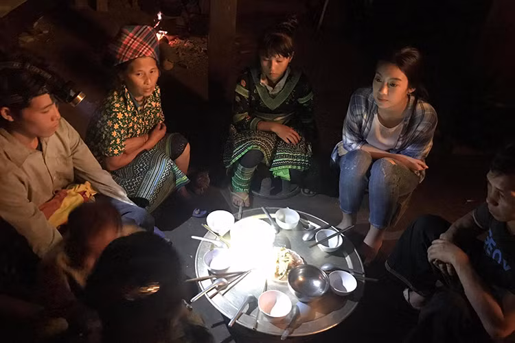 Đỗ Mỹ Linh cùng người dân vùng lũ phải ăn cơm trắng với măng luộc, trải qua cảnh không điện, không nước sạch, không chỗ ngủ vì mưa lớn.