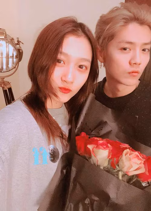 Mặc những ý kiến trái chiều, Luhan và Quan Hiểu Đông vẫn dính như sam. Ảnh: Sina