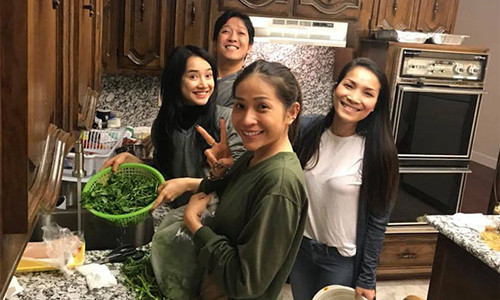 Hình ảnh Trường Giang, Nhã Phương vui vẻ nấu ăn tại nhà vợ chồng Hồng Ngọc ở Mỹ.