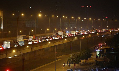 Đường trên cao ùn tắc kéo dài theo hướng đi Mỹ Đình.