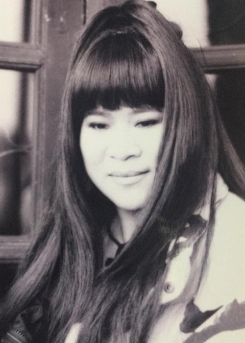 Gắn liền với hình ảnh tóc ngắn, nữ nghệ sĩ gây chú ý khi tiết lộ hình ảnh để tóc dài vào 20 năm trước.