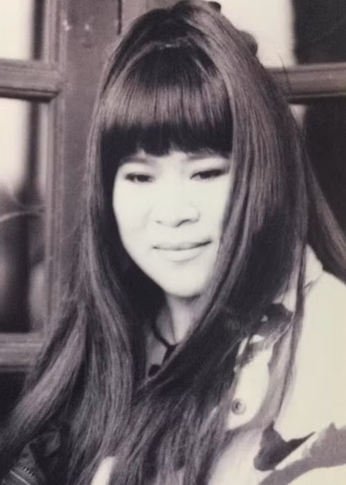 Gắn liền với hình ảnh tóc ngắn, nữ nghệ sĩ gây chú ý khi tiết lộ hình ảnh để tóc dài vào 20 năm trước.