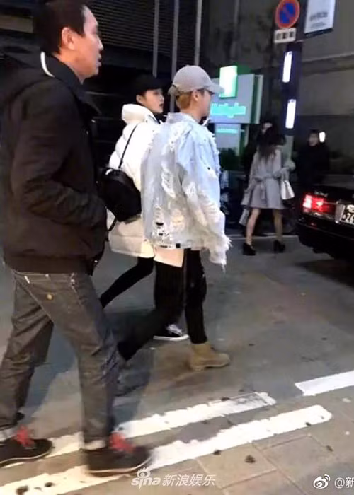 Dù sợ đi máy bay và độ cao nhưng Luhan vẫn chiều lòng bạn gái đi du lịch Nhật Bản vào đầu năm mới. Ảnh: Sina