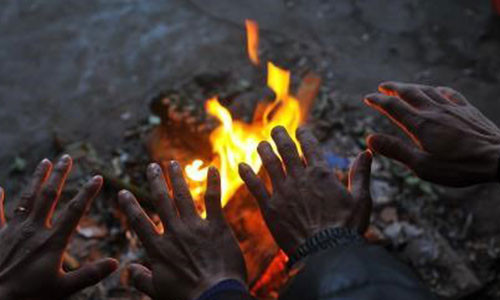 Nhiệt độ xuống thấp, người dân phải đốt lửa sưởi ấm. Ảnh: Minh Đức/TTXVN