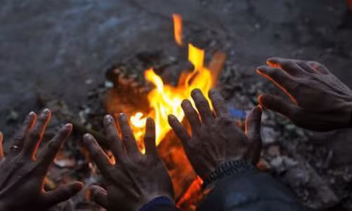 Nhiệt độ xuống thấp, người dân phải đốt lửa sưởi ấm. Ảnh: Minh Đức/TTXVN