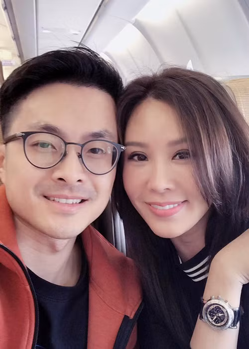 Hoa hậu Thu Hoài khoe ảnh bên bạn trai kém tuổi kèm chú thích: “Sau một năm lao động vất vả, thì giờ thành quả là được cùng nhau đón một năm mới thật vui và hạnh phúc. Chúc cho các bạn có một mùa tết bên gia đình ấm áp nhé”.