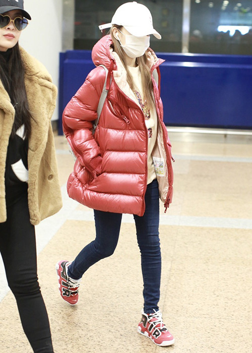 Hình ảnh Lý Tiểu Lộ vội vã di chuyển tại sân bay.