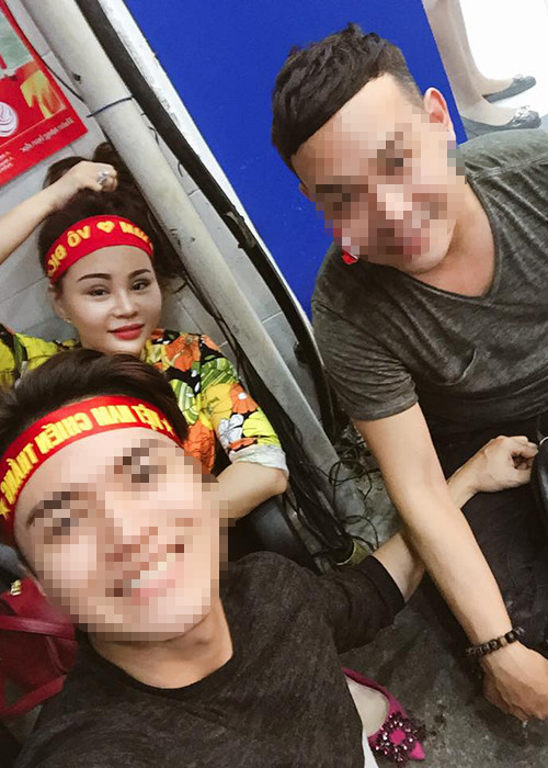 Trên trang cá nhân, Lê Giang thường xuyên cập nhật hình ảnh đời thường. Trong ảnh, cô hào hứng đi cổ vũ đội tuyển U23 Việt Nam trong giải U23 châu Á vừa qua.