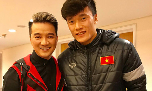 Mr Đàm bên Bùi Tiến Dũng. Ảnh: FBNV