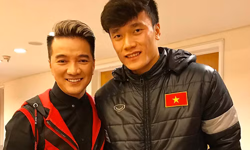 Mr Đàm bên Bùi Tiến Dũng. Ảnh: FBNV