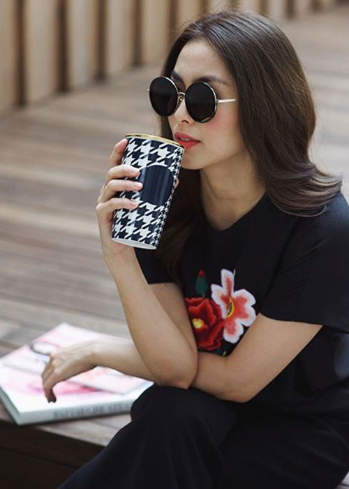 Diện trang phục và trang điểm đơn giản, Hà Tăng vẫn tươi tắn, thu hút ánh nhìn. Ảnh: FBNV