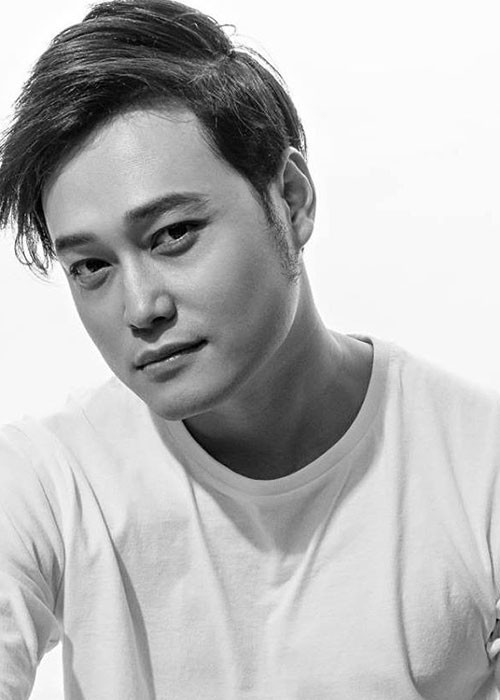 Sinh năm 1982, nam ca sĩ Quang Vinh khá kín tiếng về chuyện tình cảm. Đến nay, anh chưa từng công khai hẹn hò với bất kì cô gái nào. Ảnh: FBNV