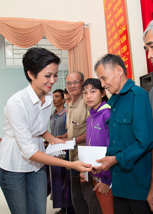 Tại hai xã Bình Hòa Nam (Huyện Đức Huệ) và xã Thạnh Lợi (Huyện Bến Lức), đoàn của H’hen Niê đã trao tặng 200 phần quà.