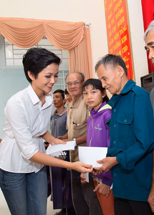 Tại hai xã Bình Hòa Nam (Huyện Đức Huệ) và xã Thạnh Lợi (Huyện Bến Lức), đoàn của H’hen Niê đã trao tặng 200 phần quà.