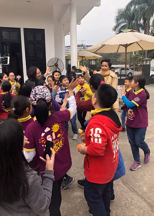 Hình ảnh H'hen Niê bình dị chiếm được cảm tình của nhiều dân mạng.
