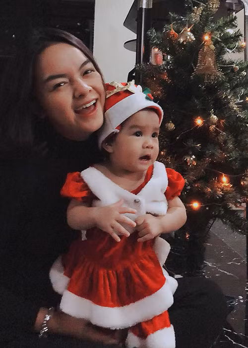 Vào đúng ngày 8/3/2017, nữ ca sĩ Phạm Quỳnh Anh hạ sinh con gái thứ 2. Nhóc tì này ngày càng kháu khỉnh đáng yêu.