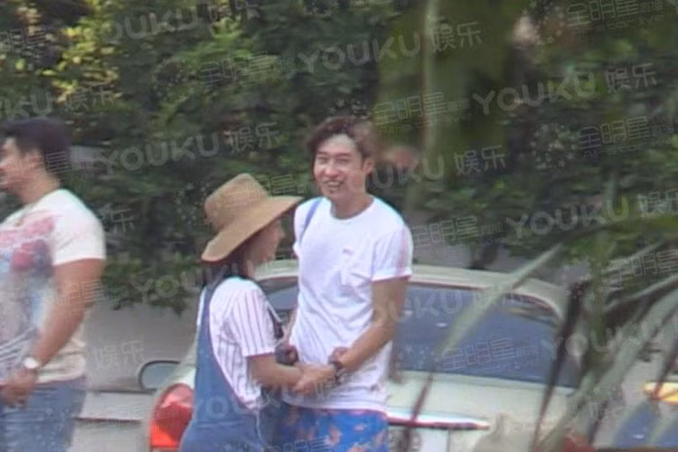 Tháng 4/2017, Ảnh hậu Trung Quốc Bạch Bách Hà vướng ồn ào ngoại tình khi lộ ảnh tình tứ bên người mẫu trẻ Trần Ái Bằng. Ảnh: Vietnamnet