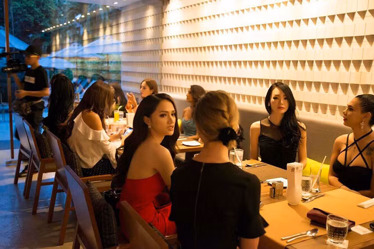 Tại bữa tiệc tối, Hương Giang còn thoải mái trò chuyện với các thí sinh khác. Ảnh: BTC