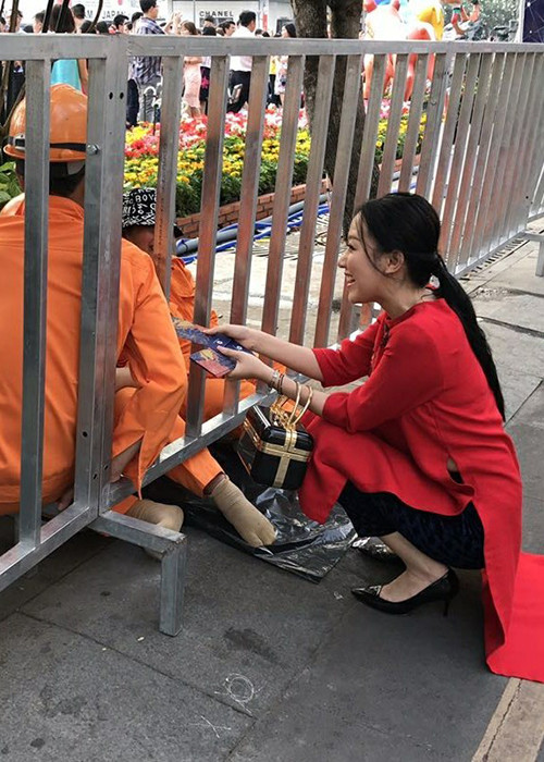 Nữ ca sĩ Băng Di tặng lì xì cho người già và người lao động nghèo.