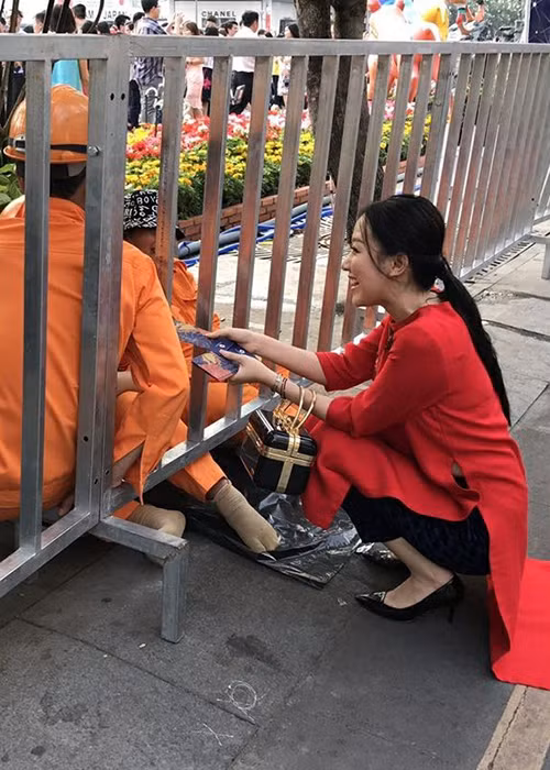 Nữ ca sĩ Băng Di tặng lì xì cho người già và người lao động nghèo.