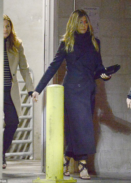 Không muốn gây sự chú ý, nữ diễn viên cố gắng di chuyển thật nhanh khi rời sự kiện.