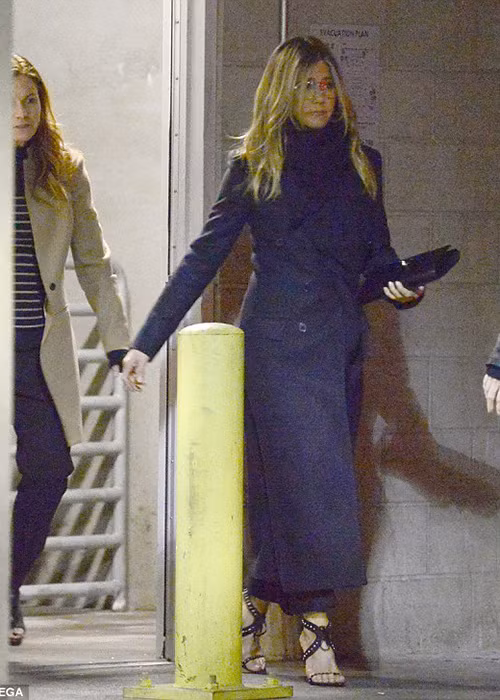 Không muốn gây sự chú ý, nữ diễn viên cố gắng di chuyển thật nhanh khi rời sự kiện.