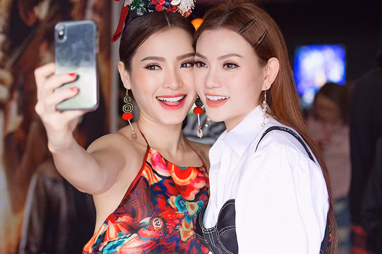 Hình ảnh Thu Thủy rạng rỡ đến chúc mừng Phương Trinh Jolie ra mắt sản phẩm âm nhạc.