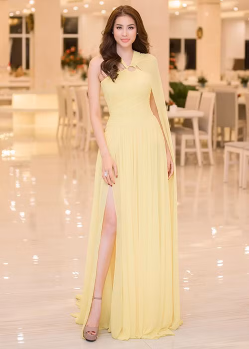 Phạm Hương có phong cách thời trang rất ổn định sau khi đăng quang.