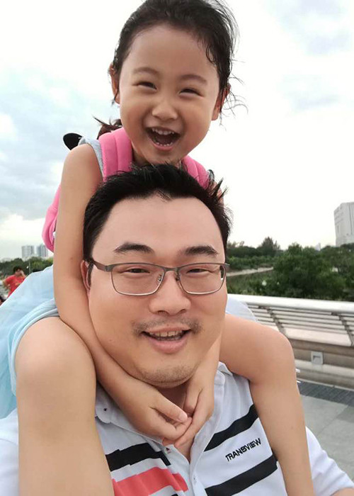 Hoa hậu Hương Giang tâm sự về ông xã: “Khi mình đang bị stress thì bạn ấy chỉ lo lắng cho sức khoẻ của mình, nói "take it easy" (tạm dịch: thỏa mái đi) mà không một lời trách. Cũng chỉ cần có một người như thế làm bạn suốt đời mà thôi”.